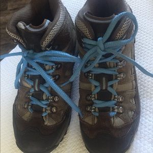 Girl’s hiking boots
